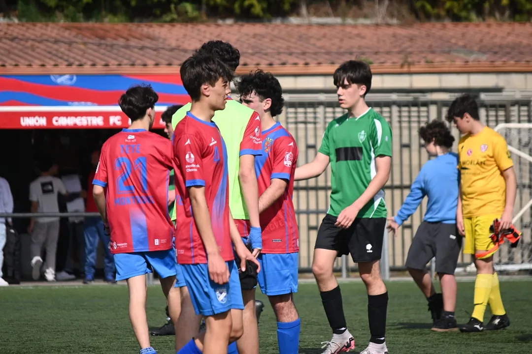 Jugadores del Campestre disputando el balón durante un partido en O Redondo
