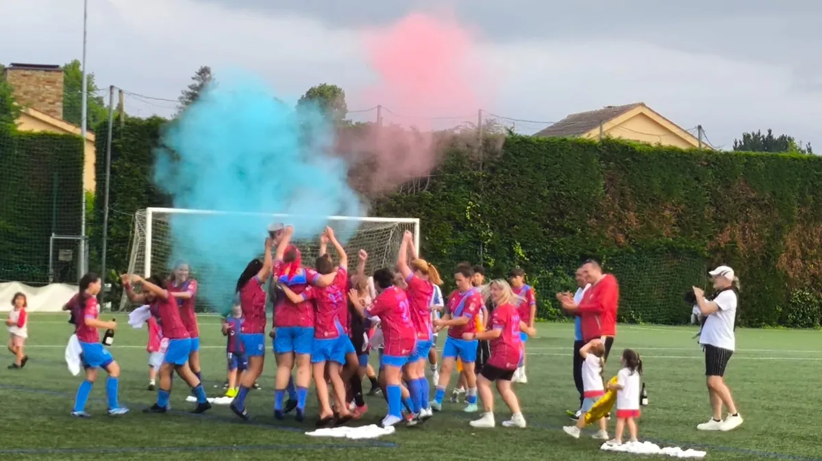 Jugadoras del equipo femenino del Campestre celebrando entre humo azul y rojo en O Redondo
