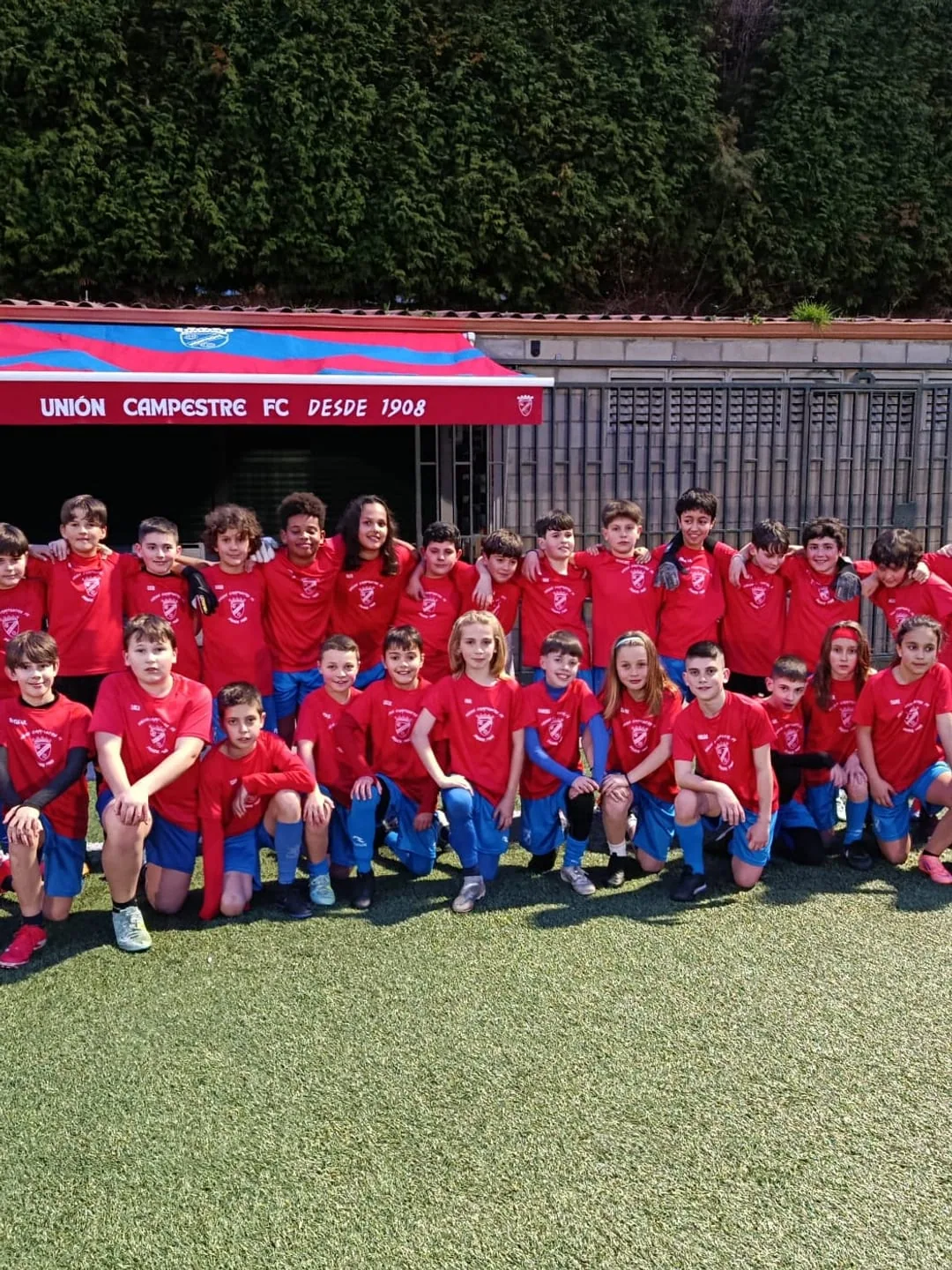 Equipo alevín del Unión Campestre 2026 posando delante del banderín «Unión Campestre FC desde 1908»